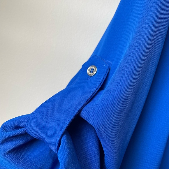 NWOT Calvin Klein Woman’s Royal blue roll up sleeve button top with chain - Picture 7 of 11